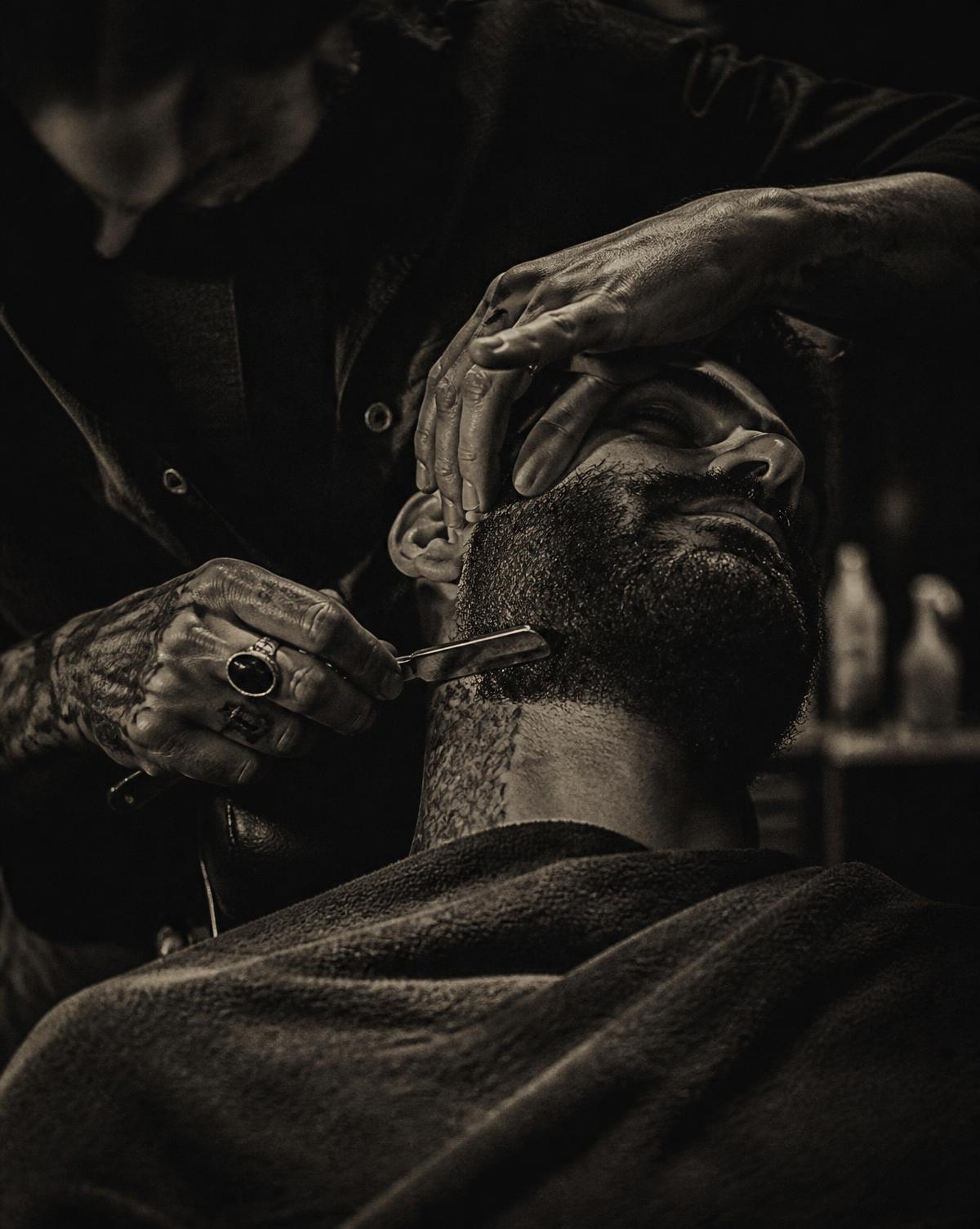 Barber upravuje bradu britvou
